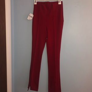 Highwaisted fitted red pants with ankle slit